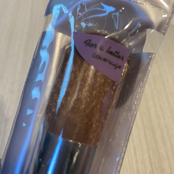 New Professional Foundation Brush - Picture 2 of 3